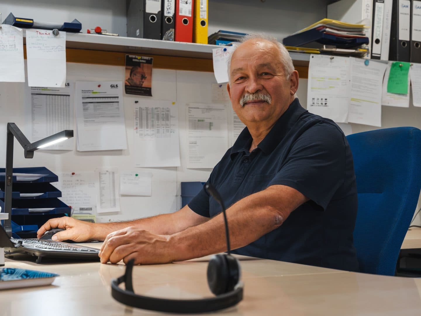 Zoltan Gal, Geschäftsführer, am Schreibtisch im Büro der GAM Baumaschinenteile GmbH in Nürnberg